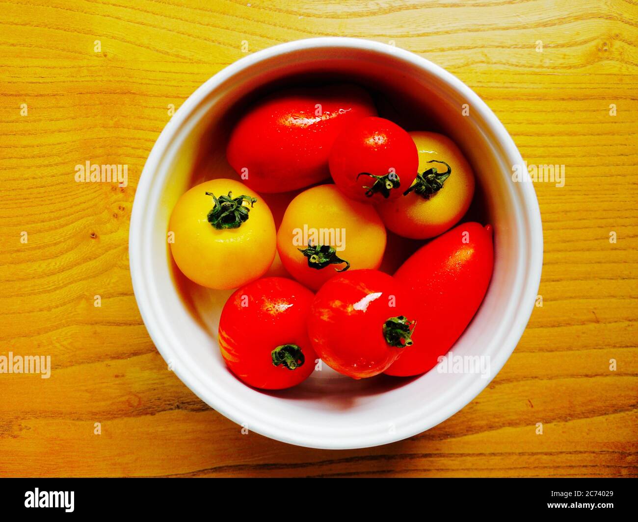 Tomates Heritage en un Bol Foto de stock