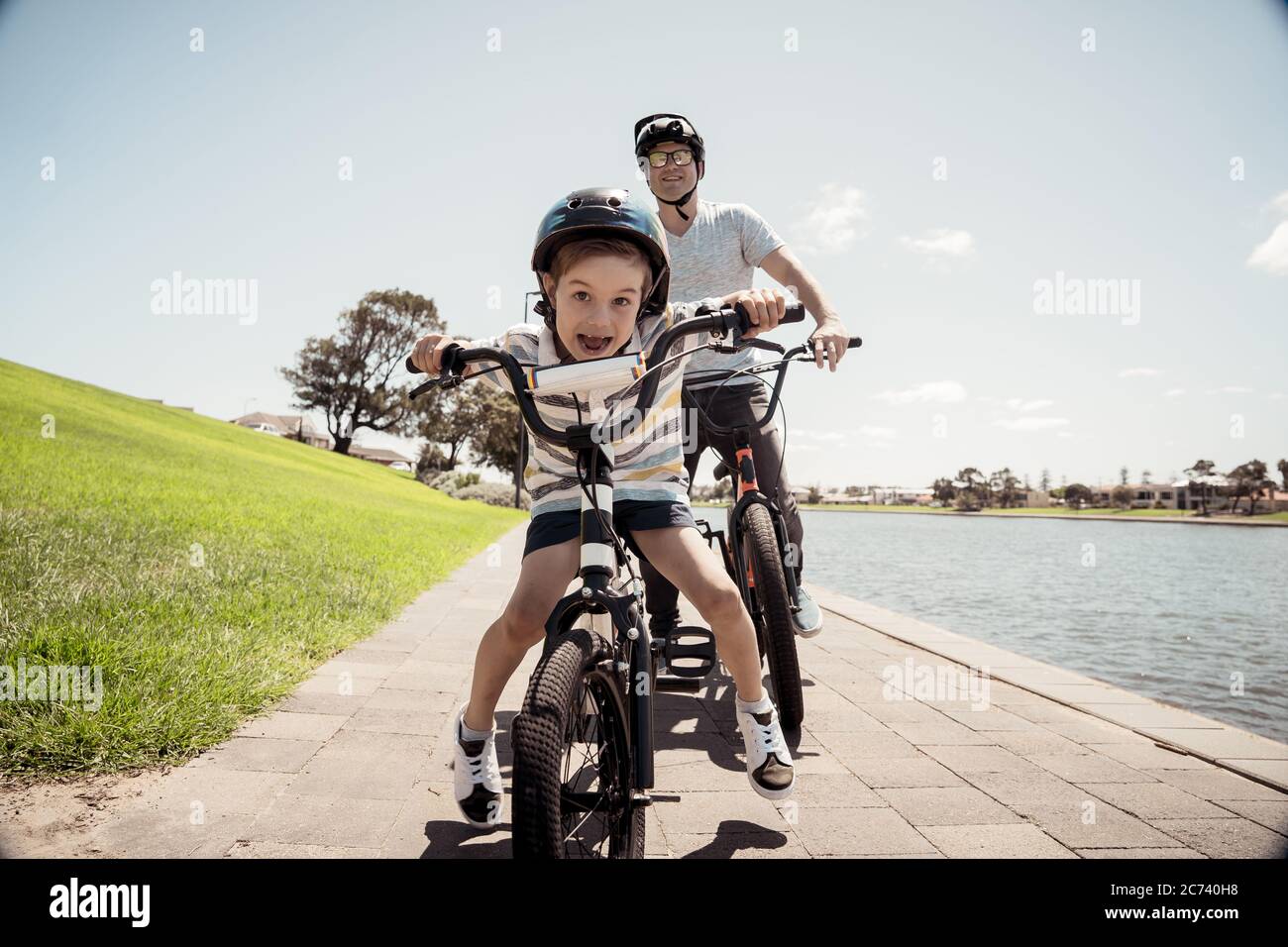 Feliz Padre E Hijo Montando Sus Bicicletas Por El Lago Padre E Hijo Se Divierten Juntos En Sus