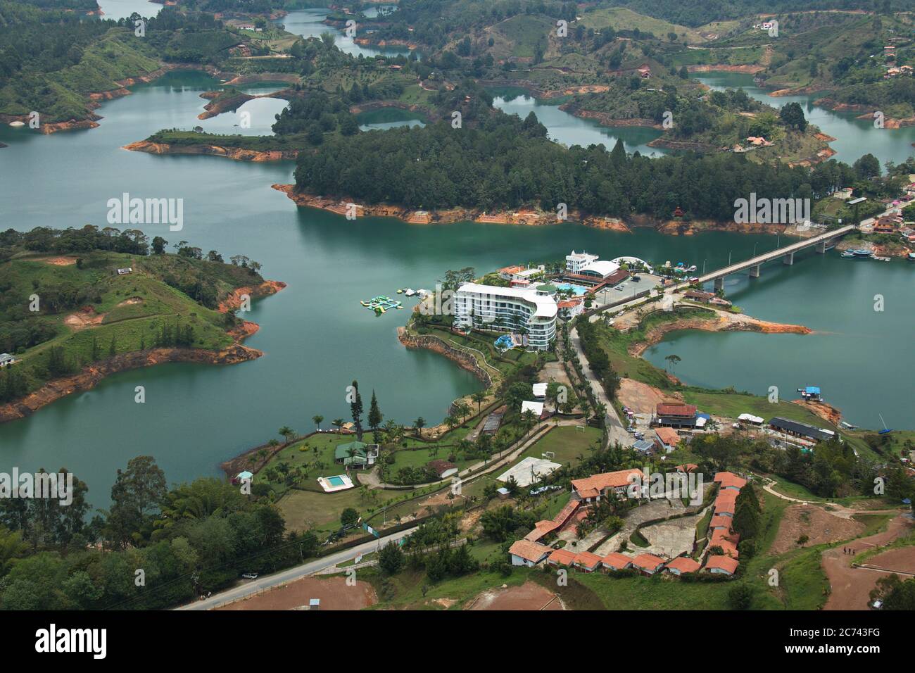 La Piedra Del Penol Guatape Colombia Guatape Esta A Tan Solo Hora Y Media De Medelli Vacaciones En Colombia Guatape Colombia Antioquia Colombia