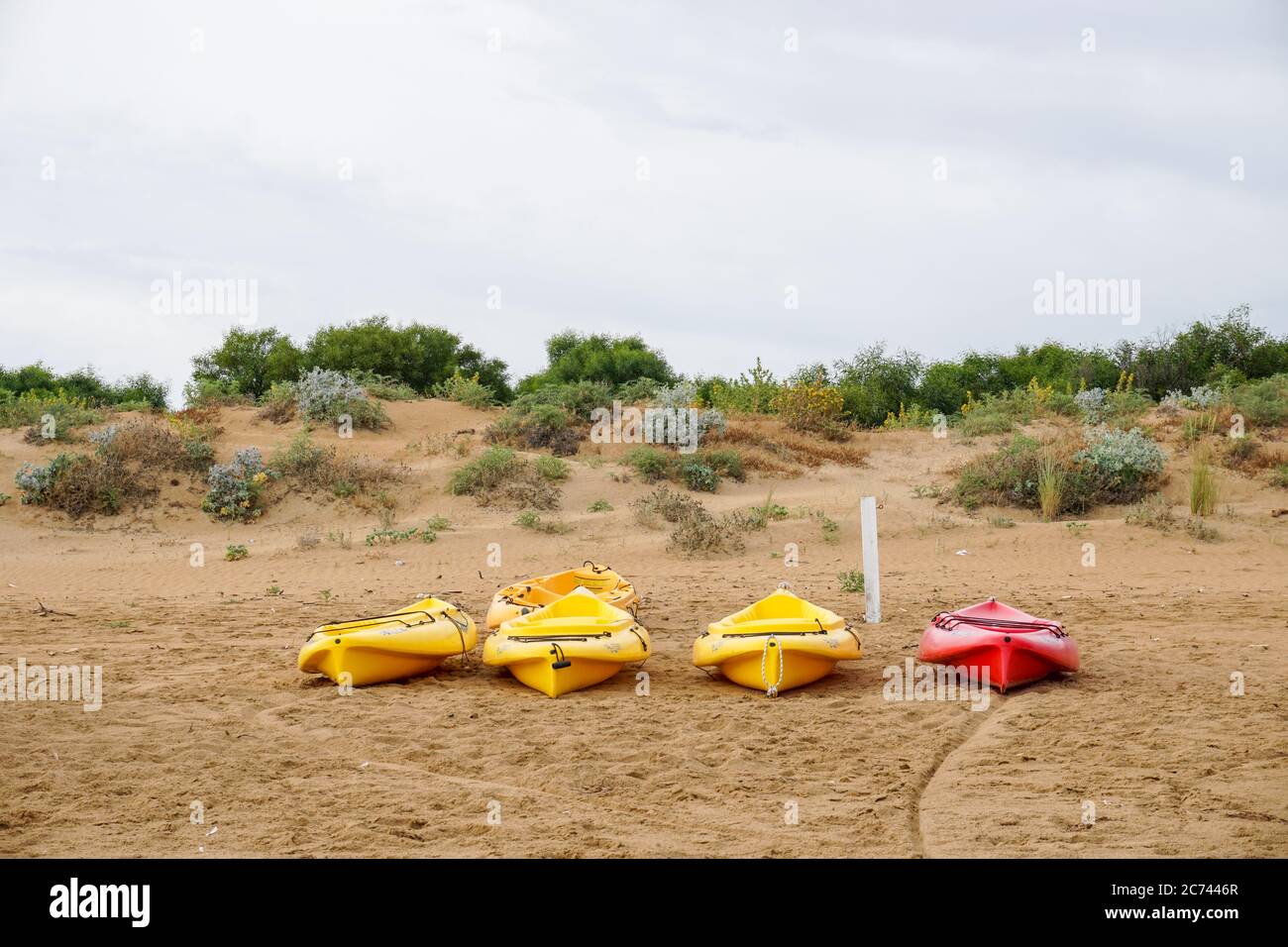 Bunté Ruderboote für die Touristen am Strand von Sampieri Foto de stock