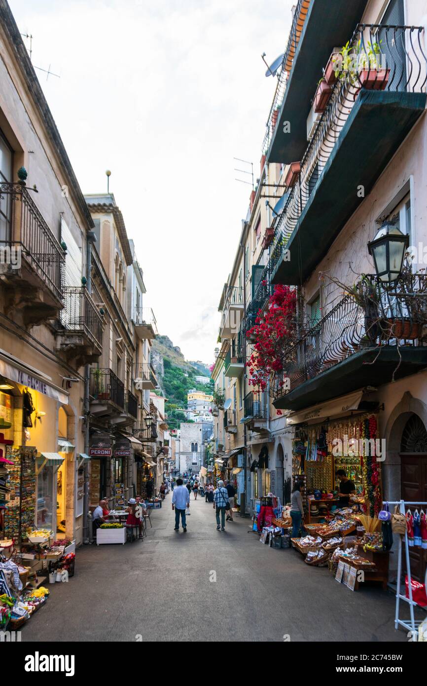 Taormina Sizilien die Via Teatro Greco führt direkt zum Griechischen Teatro von Taormina, ein muss für jeden Tagestouristen Foto de stock