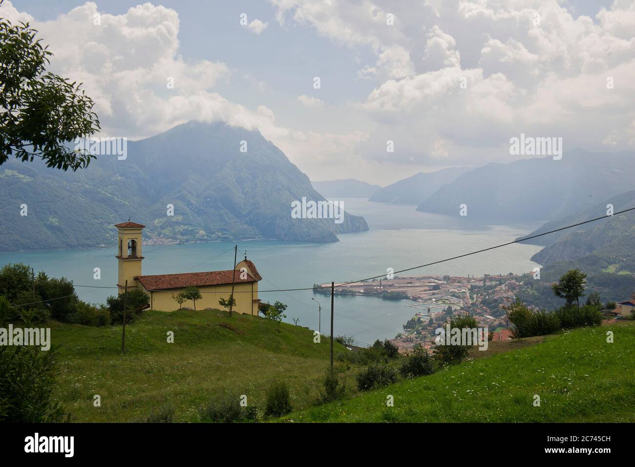 Europa, Italia, Lombardía, Bérgamo, Sebino, Lago Iseo, iglesia de S. Matteo di Flaccanico con una vista panorámica del lago Iseo. Foto de stock