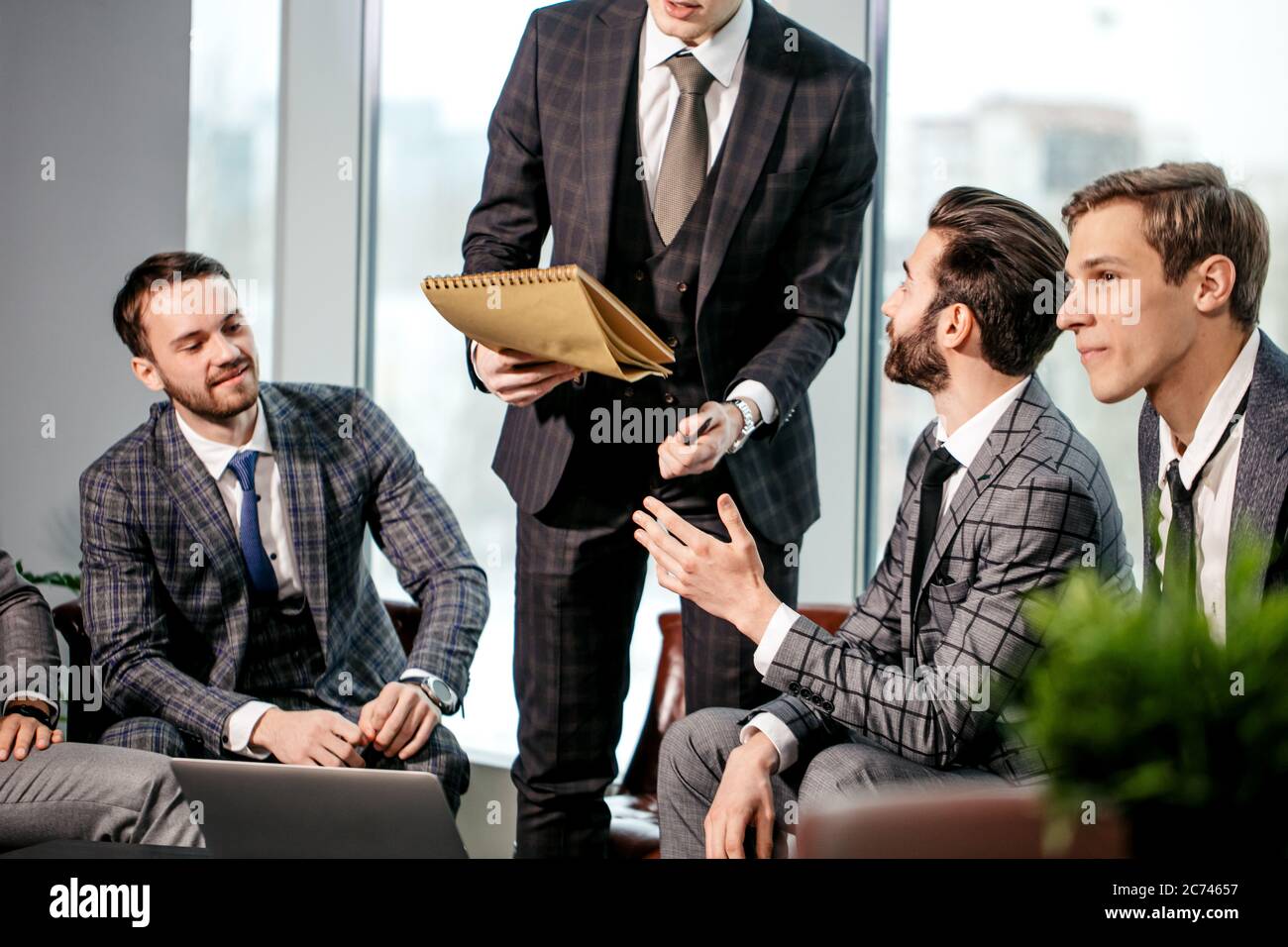 equipo de negocios lluvia de ideas en la ejecutiva moderna, grupo de hombres en trajes elegantes. concepto de trabajo en equipo de negocios Fotografía de - Alamy