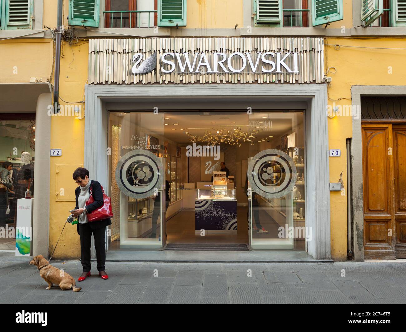 Florencia, Italia - 04 de noviembre de 2017: Tienda Swarovski. Joyería  fina. Productor austriaco de vidrio de plomo, comúnmente llamado cristal.  Colección exclusiva de Fotografía de stock - Alamy
