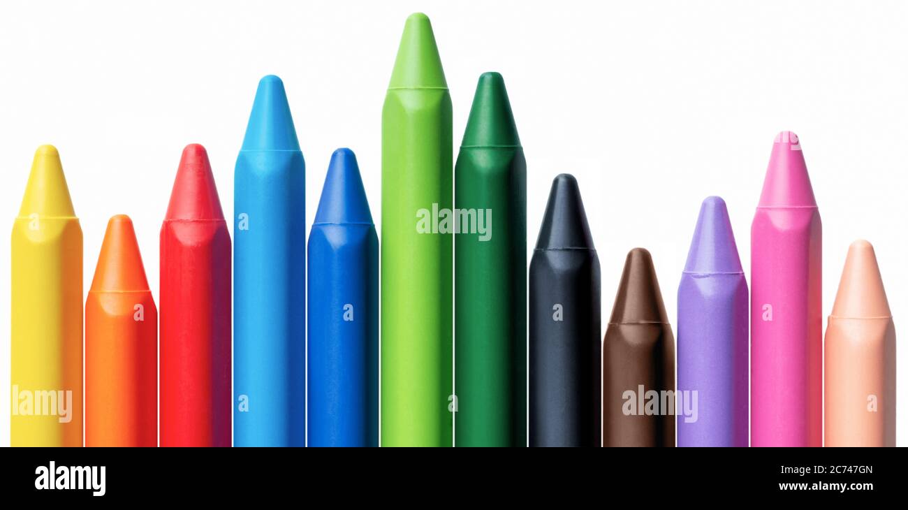 Conjunto variado de crayones de colores brillantes dispuestos como histograma o gráfico de barras, aislados sobre fondo blanco Foto de stock