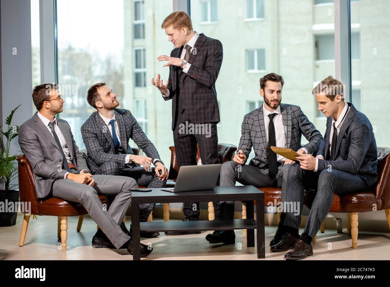 equipo de negocios lluvia de ideas en la oficina ejecutiva moderna, grupo de hombres en trajes elegantes. concepto trabajo en equipo de de stock - Alamy