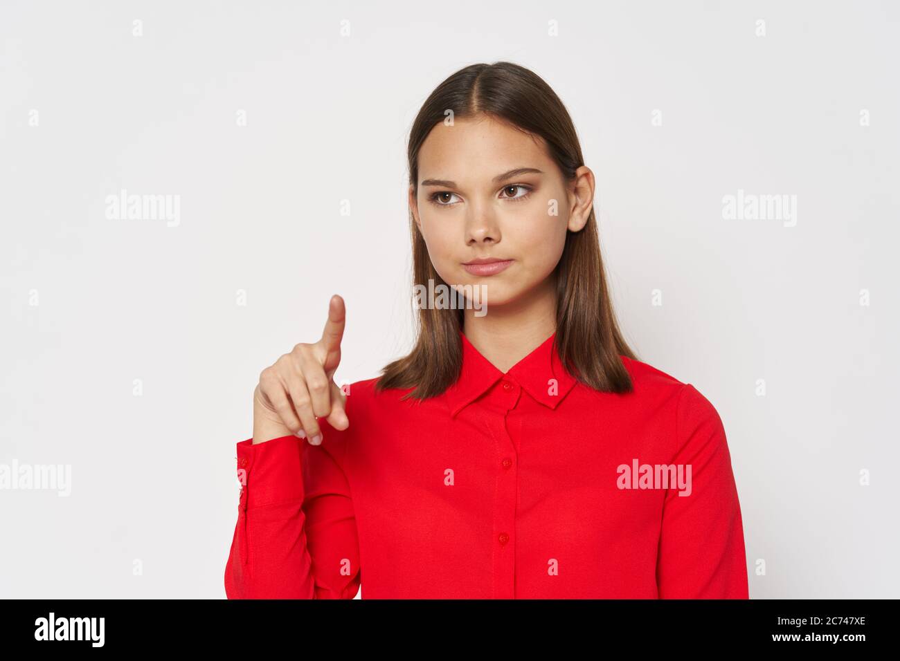 chica en una camisa roja y un modelo de look seguro Fotografía de stock -  Alamy