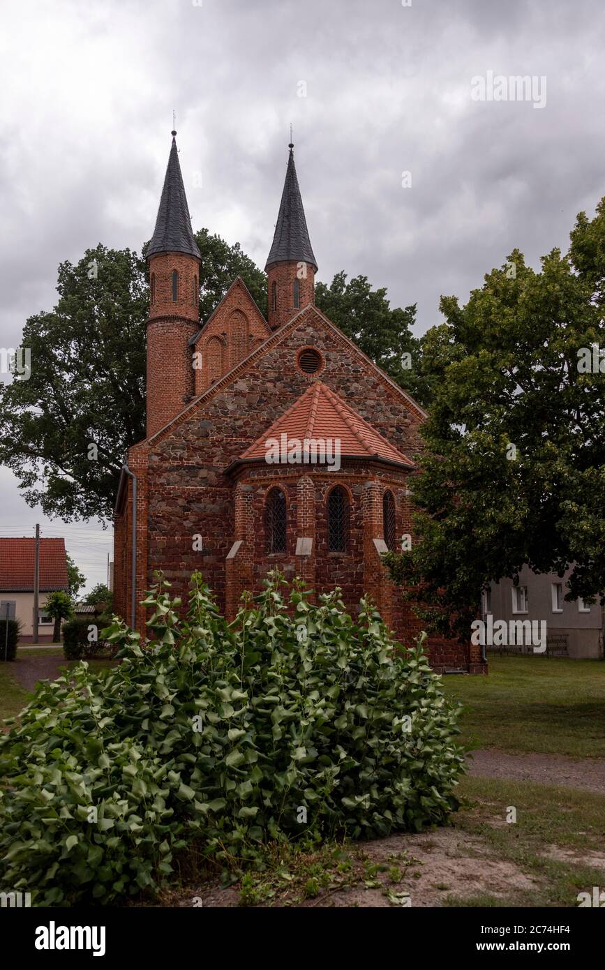 Mahlwinkel, Alemania. 6 de julio de 2020. Vista de la iglesia de ladrillo  neogótico en Mahlwinkel. Una característica sorprendente del edificio es la  construcción de la torre de ladrillos rojos, que consiste
