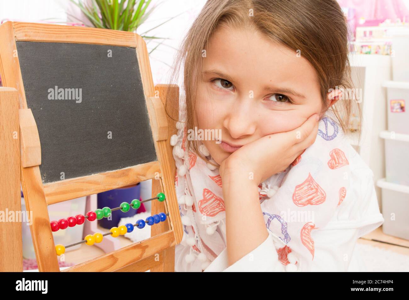 Joven escuela frustrada niña, problemas para hacer matemáticas, Alemania Foto de stock