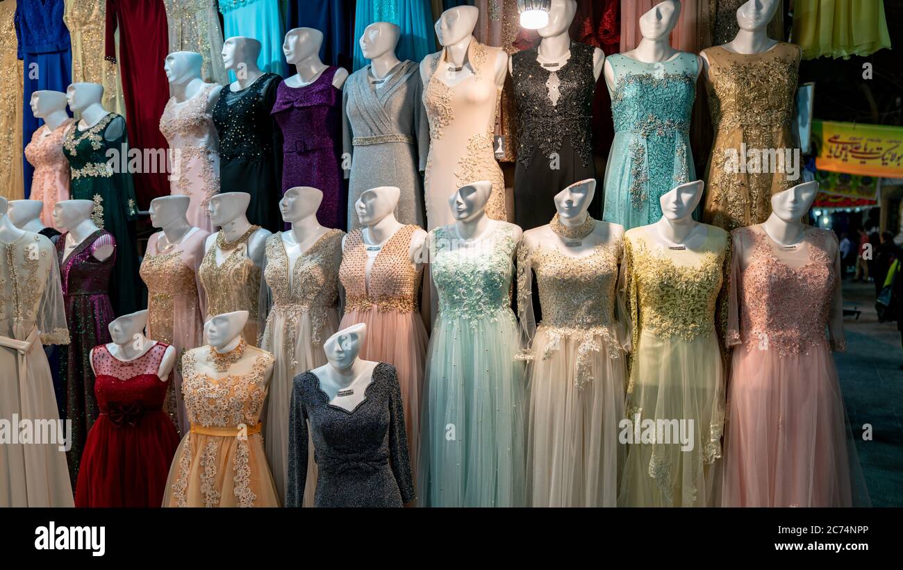 Isfahán, Irán - Mayo 2019: Tienda de venta de vestidos de mujer en el Gran  Bazar. Vestidos de noche para mujeres iraníes Fotografía de stock - Alamy