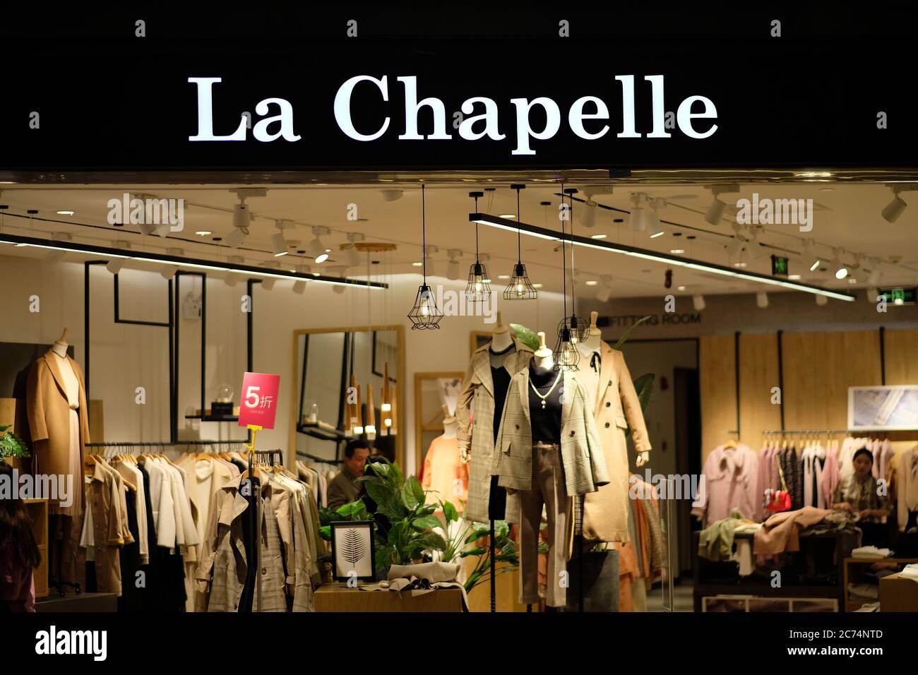 Fachada de la Chapelle tienda de ropa. Logo de blanca. Tienda de ropa iluminada en interior. Una Marca de mujer China Fotografía de stock - Alamy