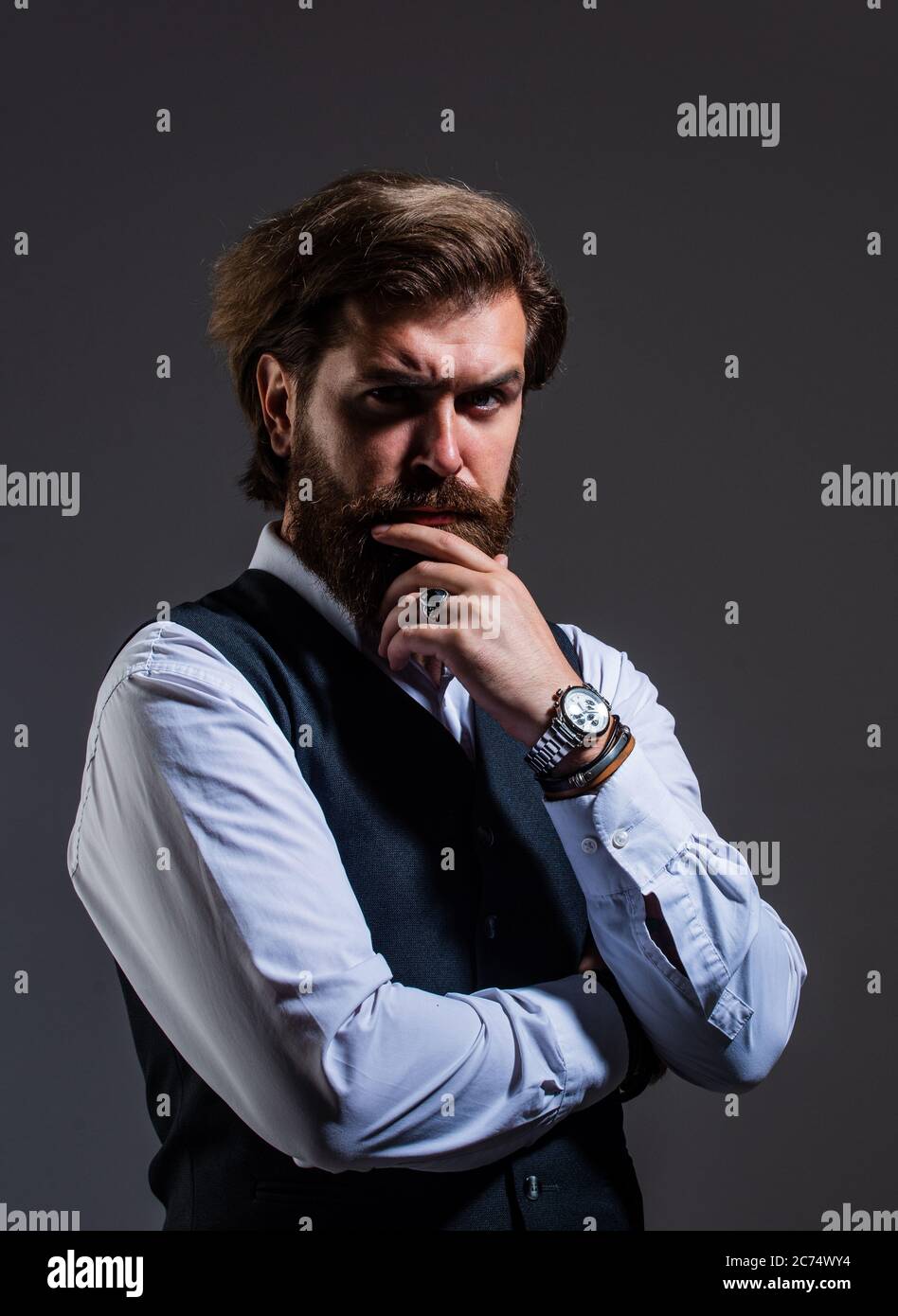 hombre guapo sobre fondo gris. hombre de negocios con barba. hombre maduro  con estilo, con aspecto moderno. vestuario de oficina para hombre. hombre  de moda vestido con traje. modelo de moda formal