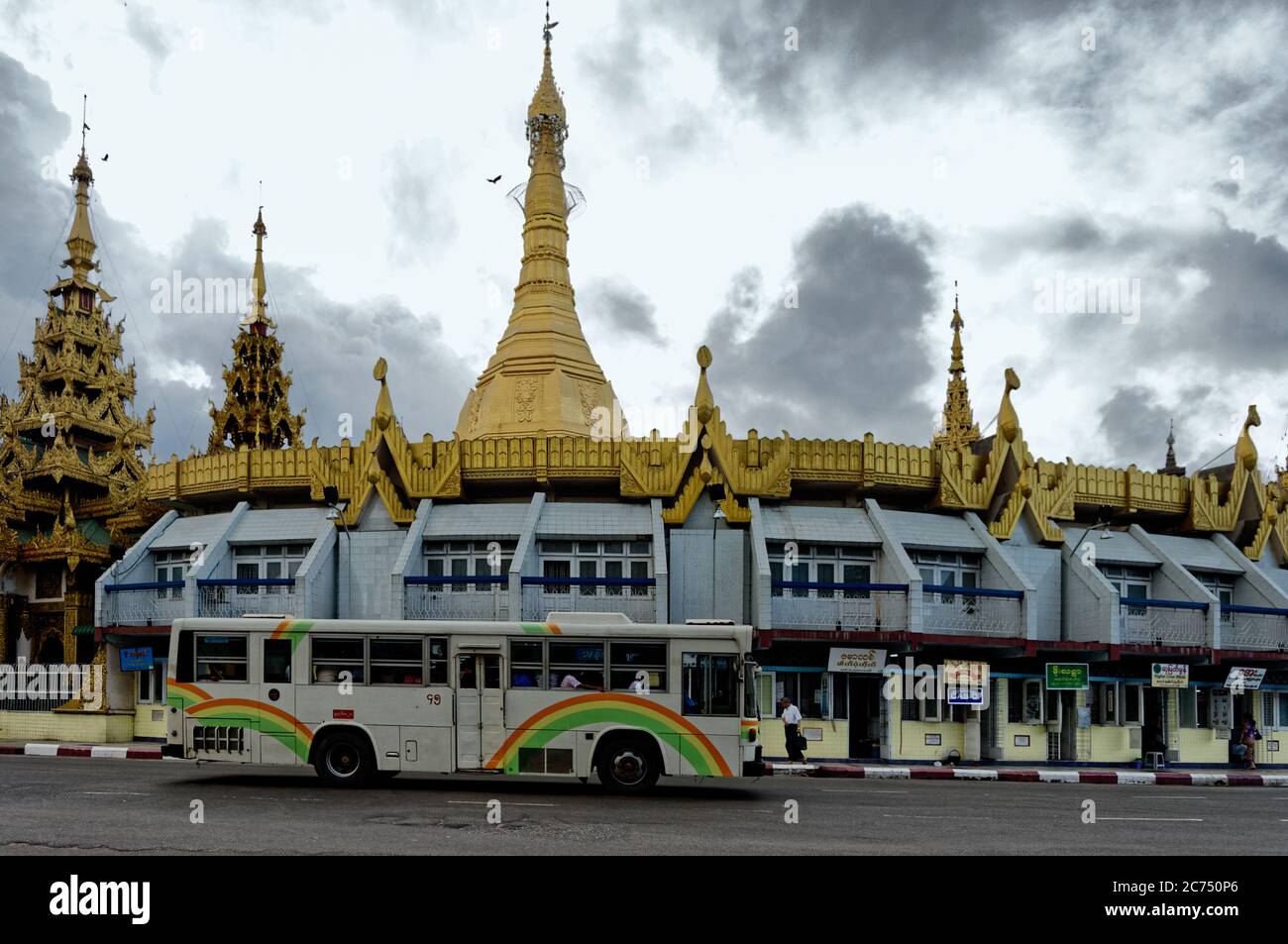 Tiendas y estuplas, el Sule Pagoda en el distrito de Kyauttatar de Yangon, Myanmar Foto de stock