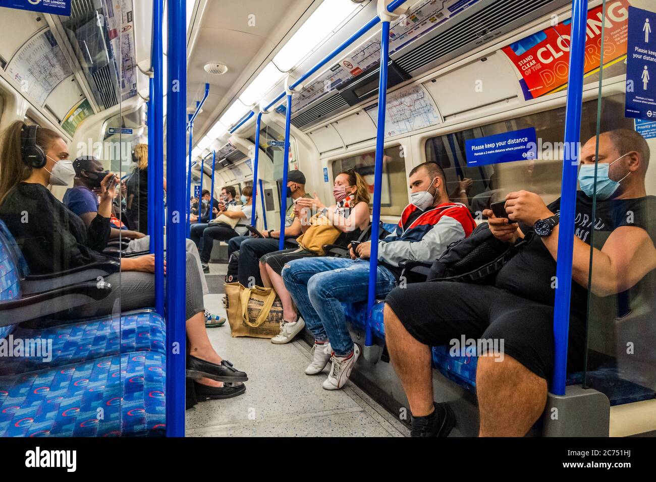 Londres, Reino Unido. 13 de julio de 2020. El número de pasajeros sigue bajando en el metro, pero ahora está aumentando, después de una mayor relajación de la orientación gubernamental. Los que viajan en su mayoría usan máscaras después de que se conviertan en obligatorias en transporte público. El "bloqueo" continúa para el brote de Coronavirus (Covid 19) en Londres. Crédito: Guy Bell/Alamy Live News Foto de stock