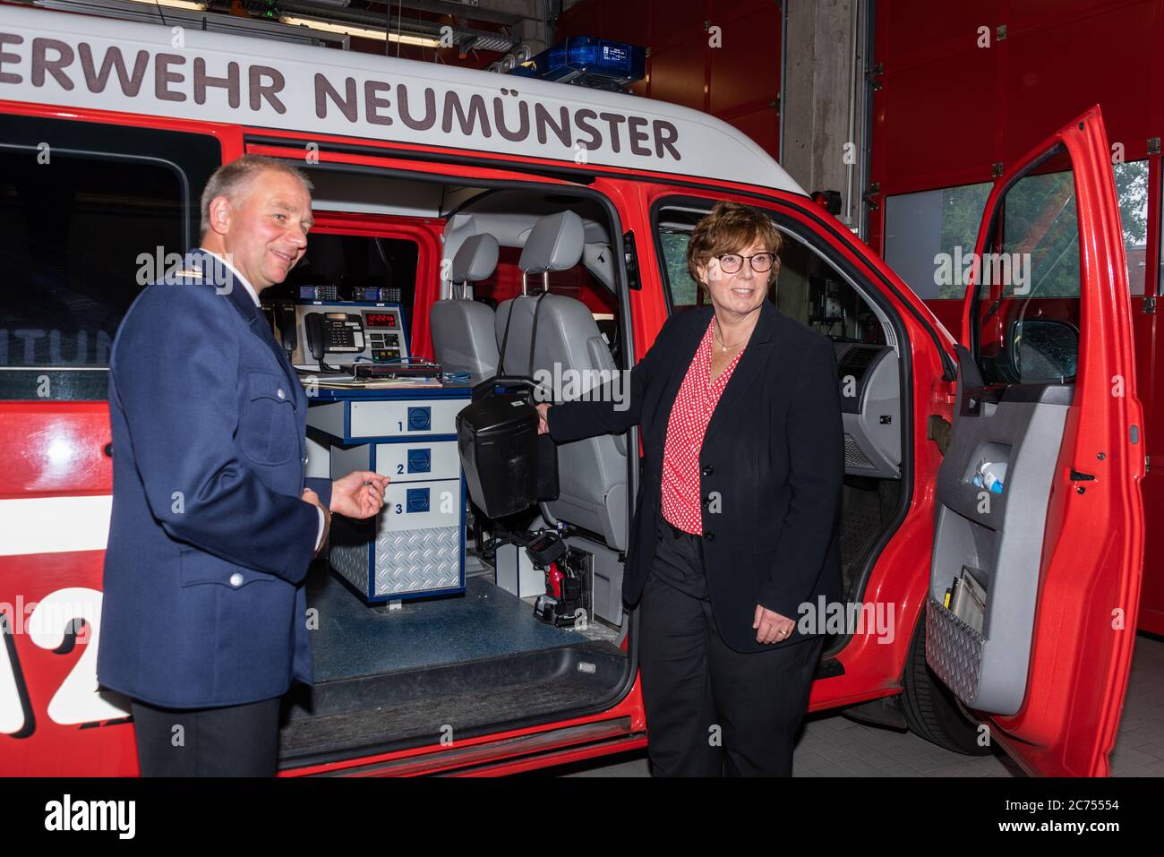Neumünster, Alemania, 10 de julio de 2020 Sabine Sütterlin-Waack, Ministra del Interior de Schleswig-Holstein, como parte de su gira de verano en el centro de seguridad de Neumünster hoy (14 de julio de 2020), se enteró de la cooperación entre la gestión de incendios y desastres y las estructuras locales de gestión pertinentes. "En el centro de control de peligros de Neumünster, conocerás la enorme variedad de nuestros departamentos de bomberos, servicios de emergencia y protección civil en el trabajo voluntario y a tiempo completo. Todo se une aquí y todos trabajan juntos para ayudar y salvar a la gente. Crédito: Penofoto/Alamy Live News Foto de stock