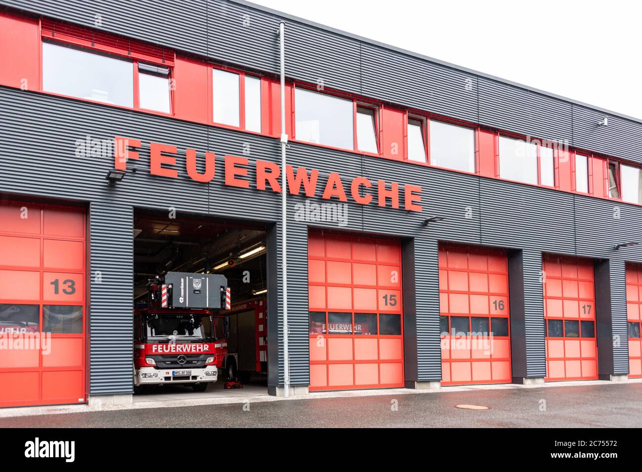 Neumünster, Alemania, 10 de julio de 2020 Sabine Sütterlin-Waack, Ministra del Interior de Schleswig-Holstein, como parte de su gira de verano en el centro de seguridad de Neumünster hoy (14 de julio de 2020), se enteró de la cooperación entre la gestión de incendios y desastres y las estructuras locales de gestión pertinentes. "En el centro de control de peligros de Neumünster, conocerás la enorme variedad de nuestros departamentos de bomberos, servicios de emergencia y protección civil en el trabajo voluntario y a tiempo completo. Todo se une aquí y todos trabajan juntos para ayudar y salvar a la gente. Crédito: Penofoto/Alamy Live News Foto de stock