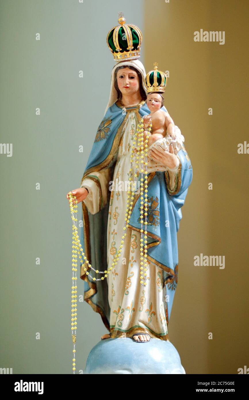 Estatua de la imagen de nuestra Señora del Rosario, del Santo Rosario o del Santísimo  Rosario, una de las designaciones atribuidas a la Virgen María en la C  Fotografía de stock -