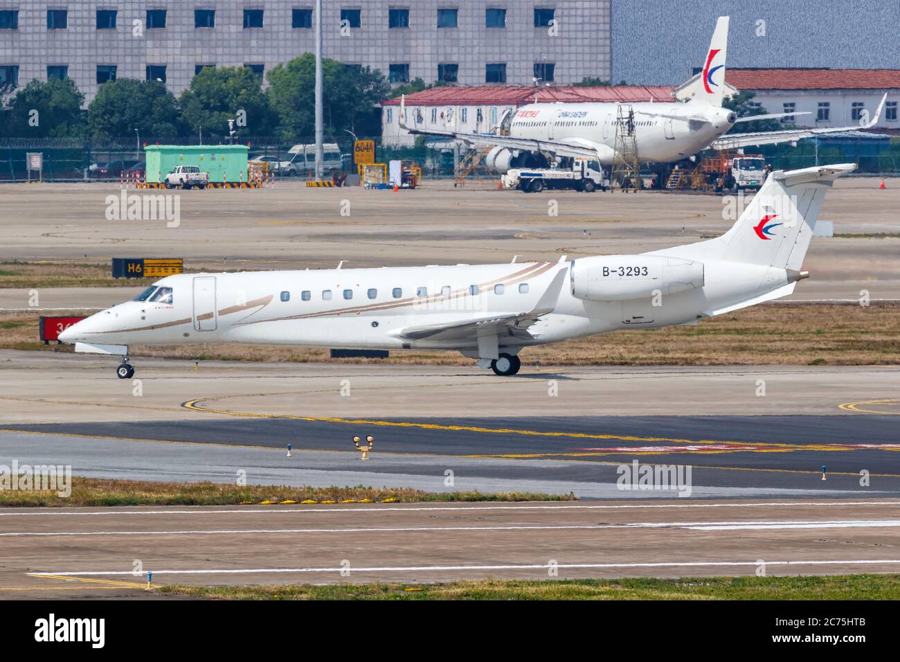 Shanghai, China - 28 de septiembre de 2019: China Eastern Airlines Executive Air Embraer 135BJ Legacy 650 avión en el aeropuerto de Shanghai Hongqiao (SHA) en Chi Foto de stock