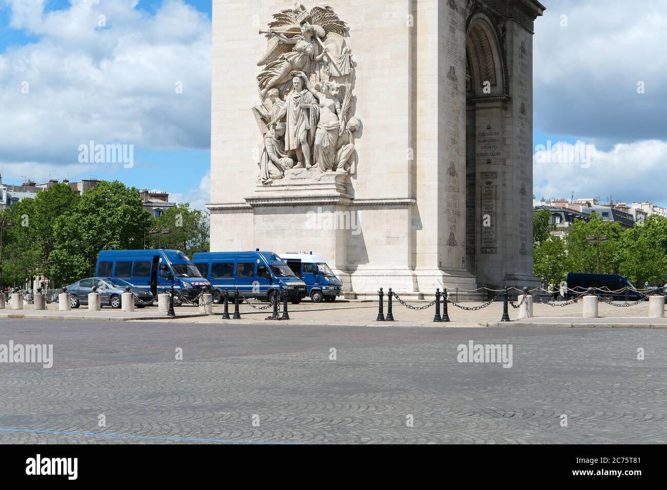 París 06 de junio de 2020 vehículos de la gendarme estacionados para la vigilancia de sitios turísticos. Grupo de policía antidisturbios y manifestación cerca de monumentos históricos. Foto de stock