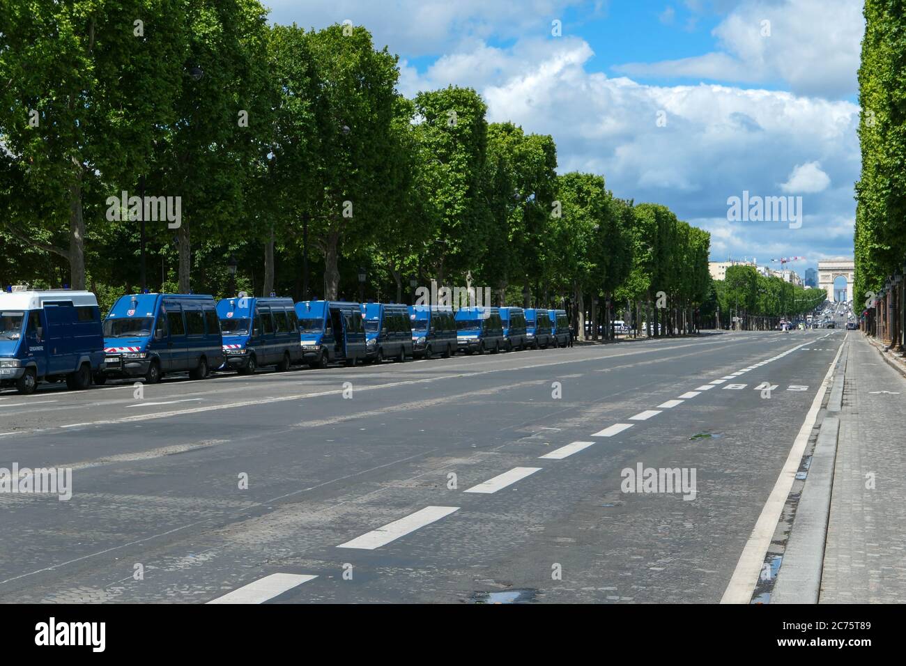 París 06 de junio de 2020 vehículos de la gendarme estacionados para la vigilancia de sitios turísticos. Grupo de policía antidisturbios y manifestación cerca de monumentos históricos. Foto de stock