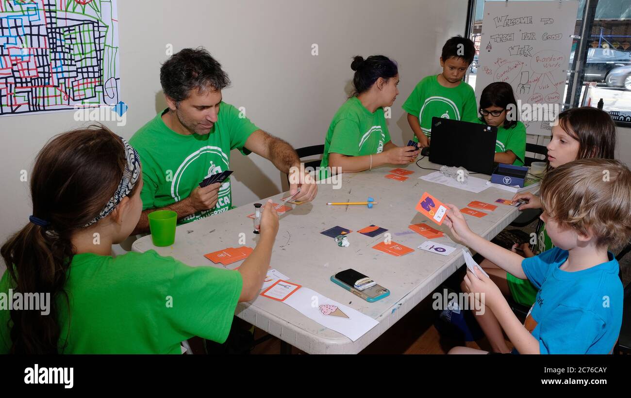 Campamento de día cero. Brooklyn, Nueva York. Niños planeando juego de cartas con instructores Foto de stock