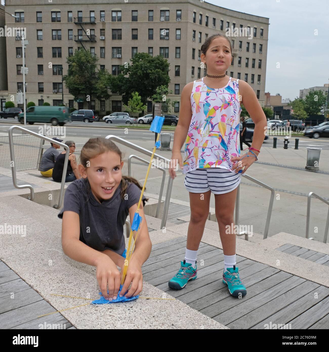 Campamento de día, Brooklyn, Nueva York. Los niños construyen torres de espaguetis para aprender sobre el trabajo en equipo y el equilibrio. Modelo emitido. Foto de stock