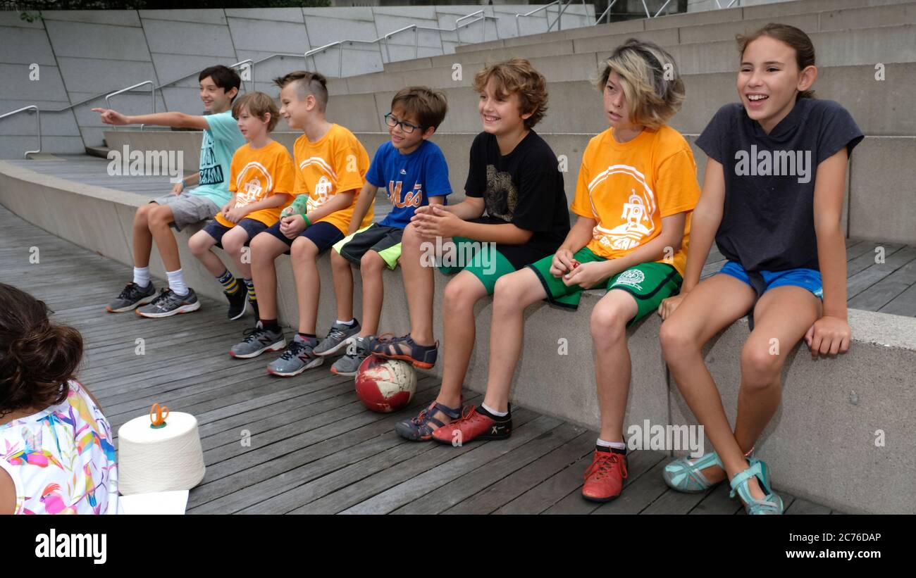 Campamento Zero Day, Brooklyn, Nueva York. Niños al aire libre. Modelo emitido. Foto de stock