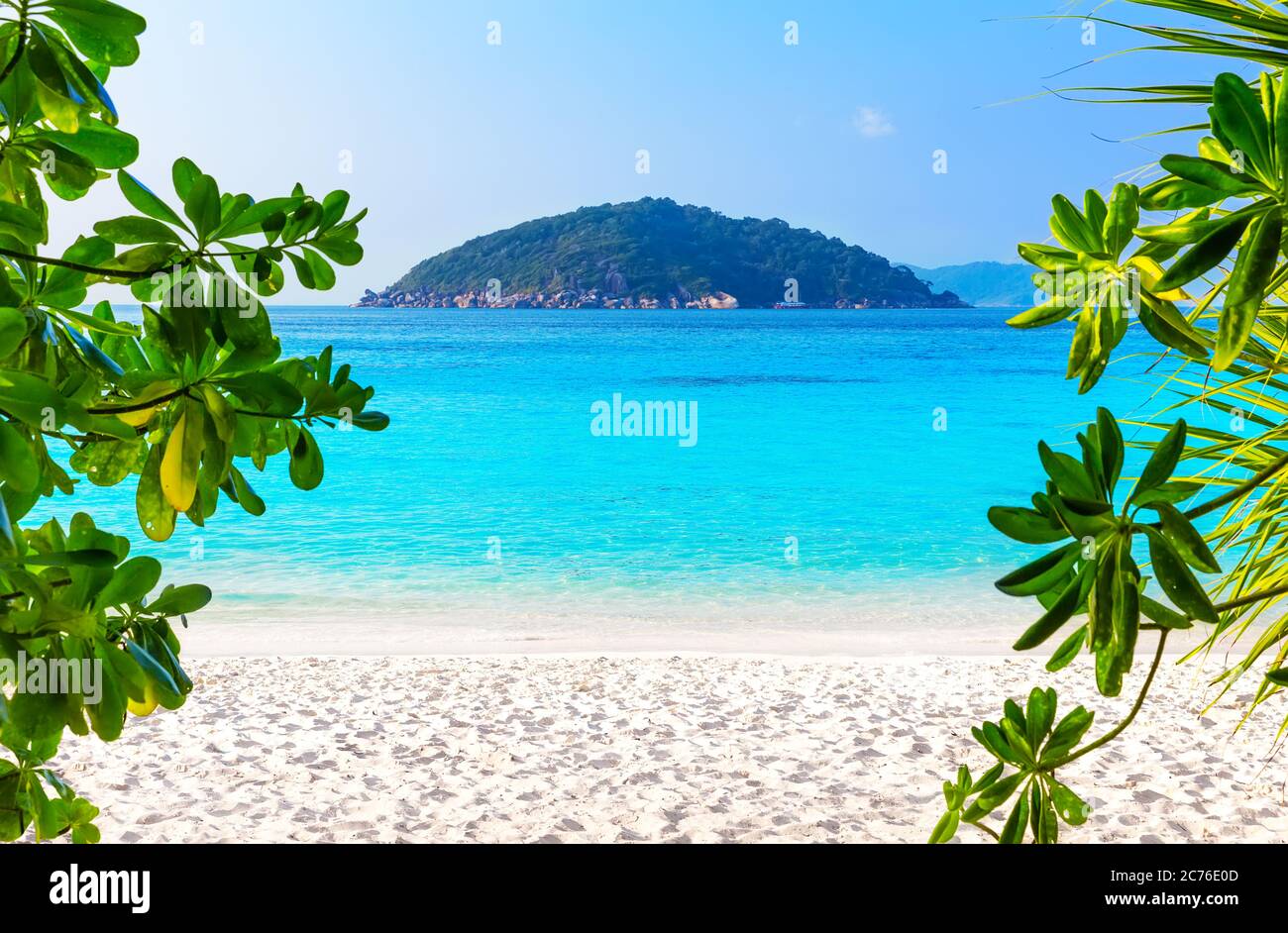 Hermosa playa y cielo azul en las islas Similan, Tailandia. Vacaciones fondo de pantalla de vacaciones. Vista de la playa tropical. Viaje vacaciones de verano Foto de stock