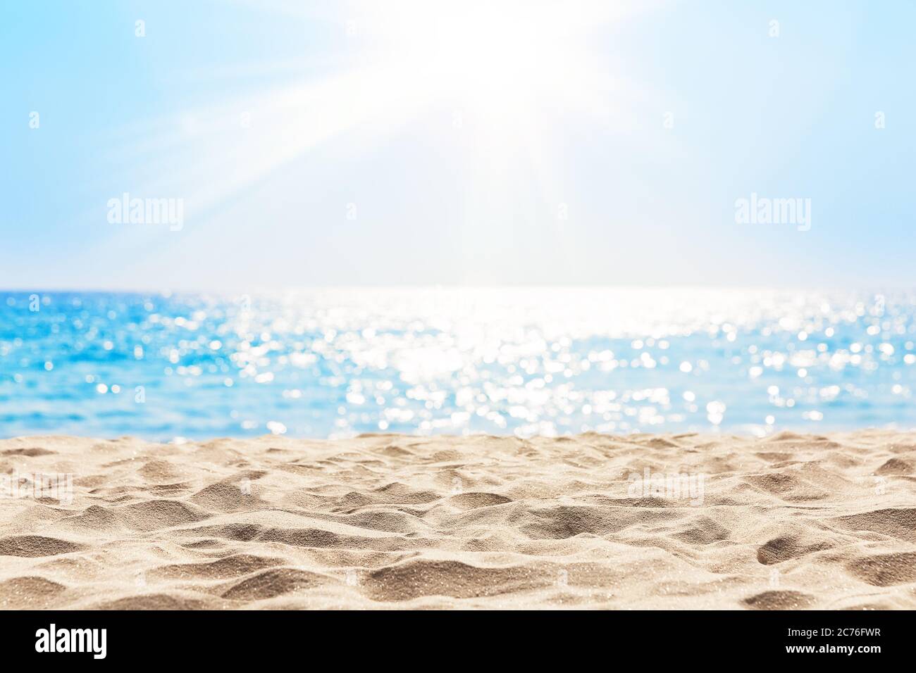 Cielo y mar azul borroso con luz bokeh. Paisaje de verano tropical. Concepto de vacaciones de verano. Foto de stock