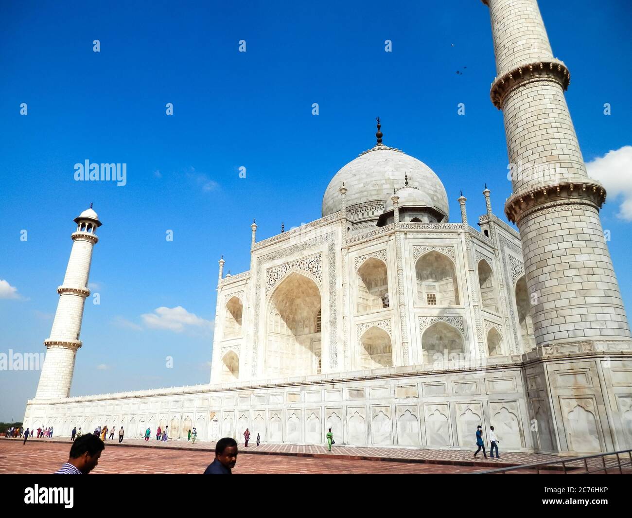 Taj Mahal en Agra, Uttar Pradesh, India. Una de las nuevas siete Maravillas del Mundo y uno de los sitios de patrimonio mundial más visitados de la UNESCO en la India. Foto de stock