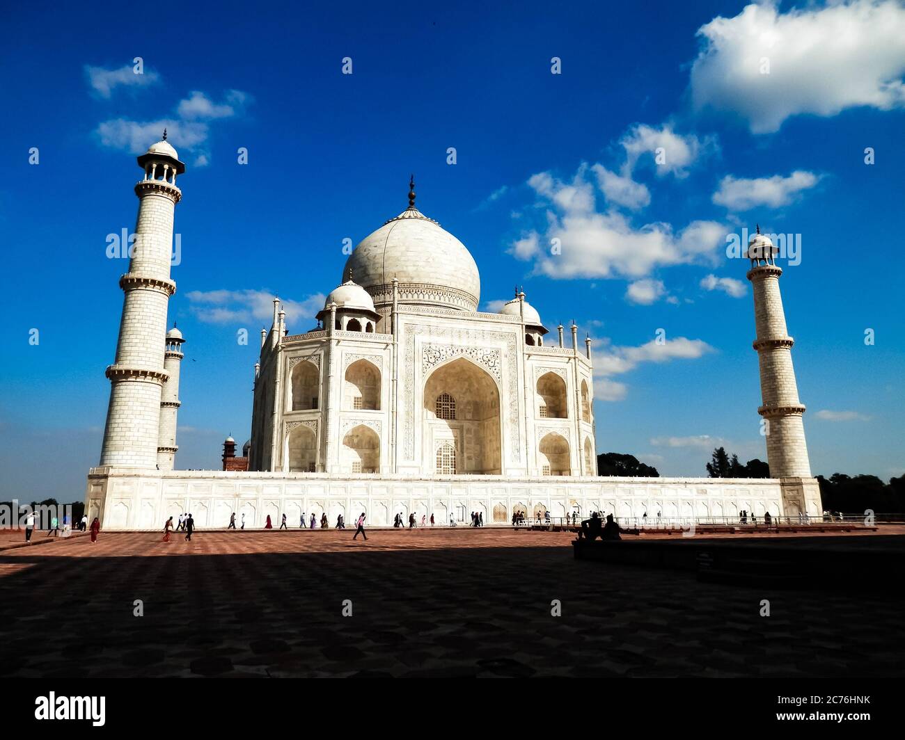 Taj Mahal en Agra, Uttar Pradesh, India. Una de las nuevas siete Maravillas del Mundo y uno de los sitios de patrimonio mundial más visitados de la UNESCO en la India. Foto de stock