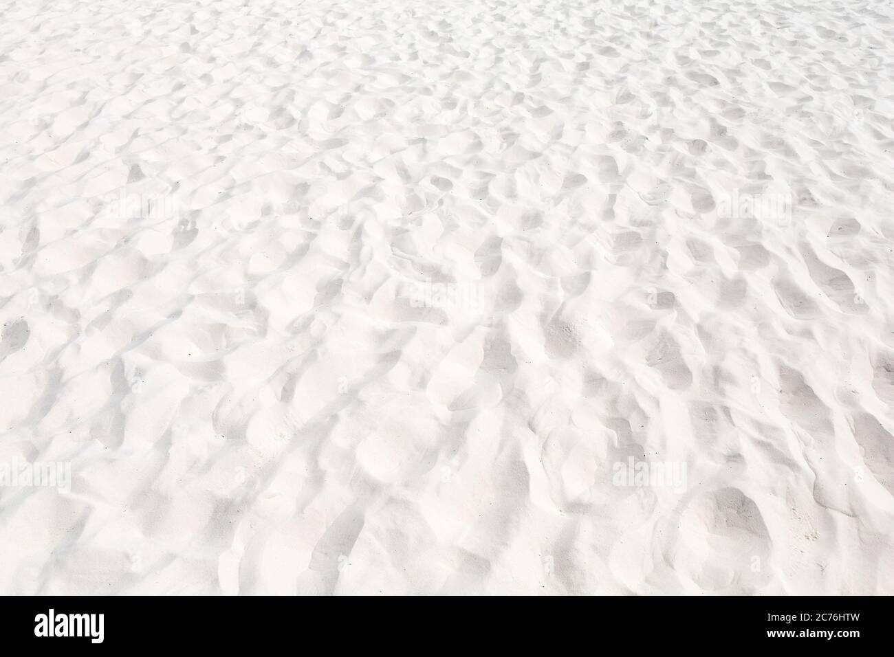Textura de arena blanca en la playa para el fondo