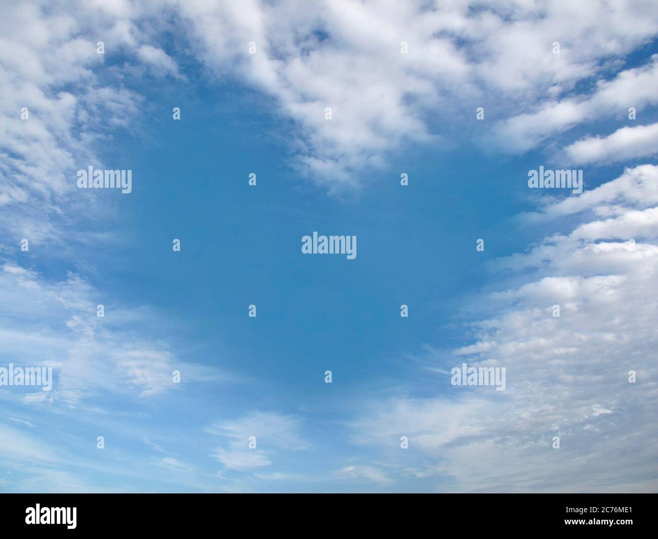 Nube en forma de corazón sobre el cielo azul claro durante el día. Concepto de amor romántico Foto de stock
