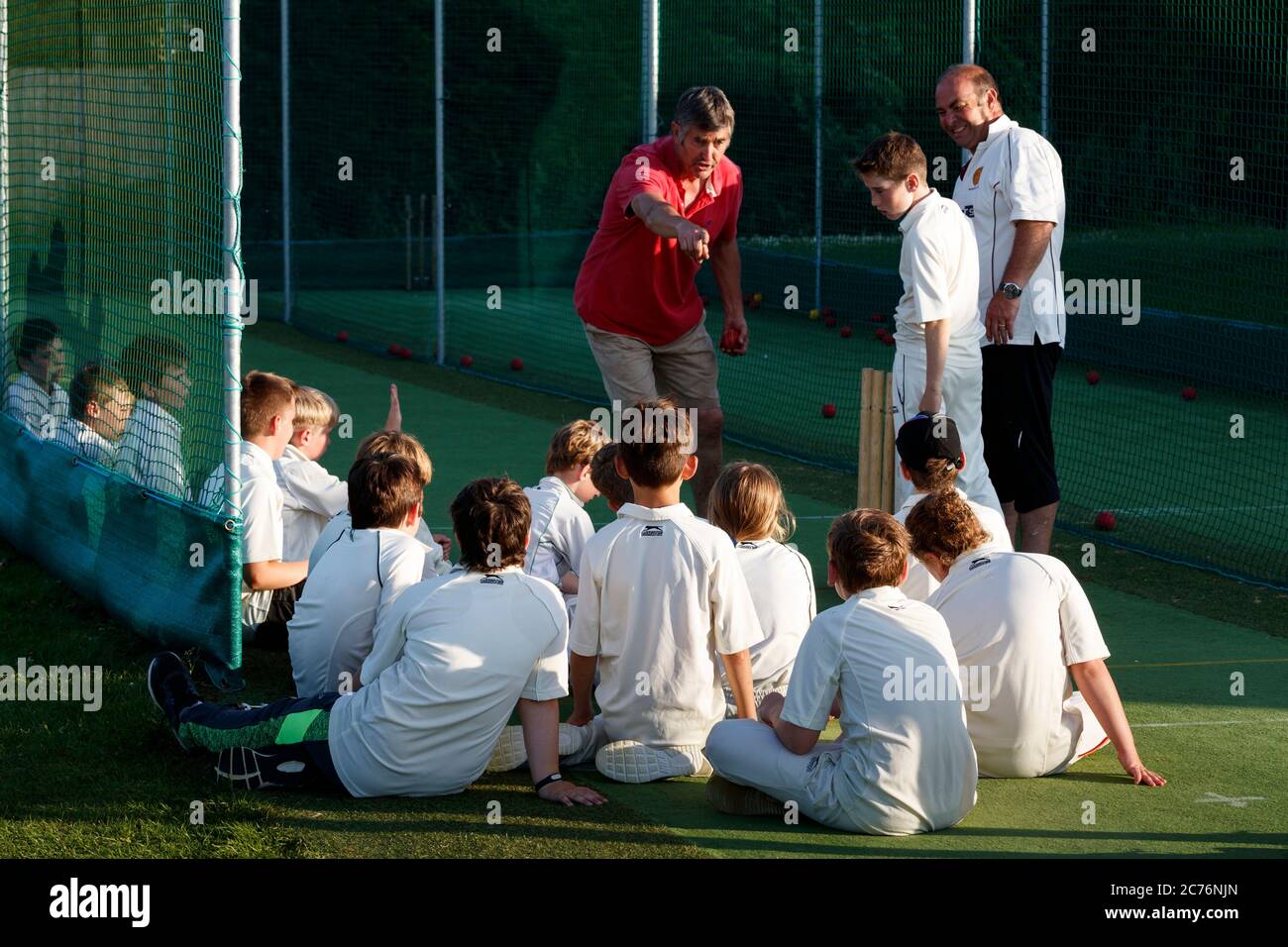 Entrenamiento de los jóvenes del club de críquet - Miércoles, 14, Junio, 2017 - Marnhull - Dorset - Inglaterra (crédito de la foto: Nick Walker/Sport Picture Library) Foto de stock