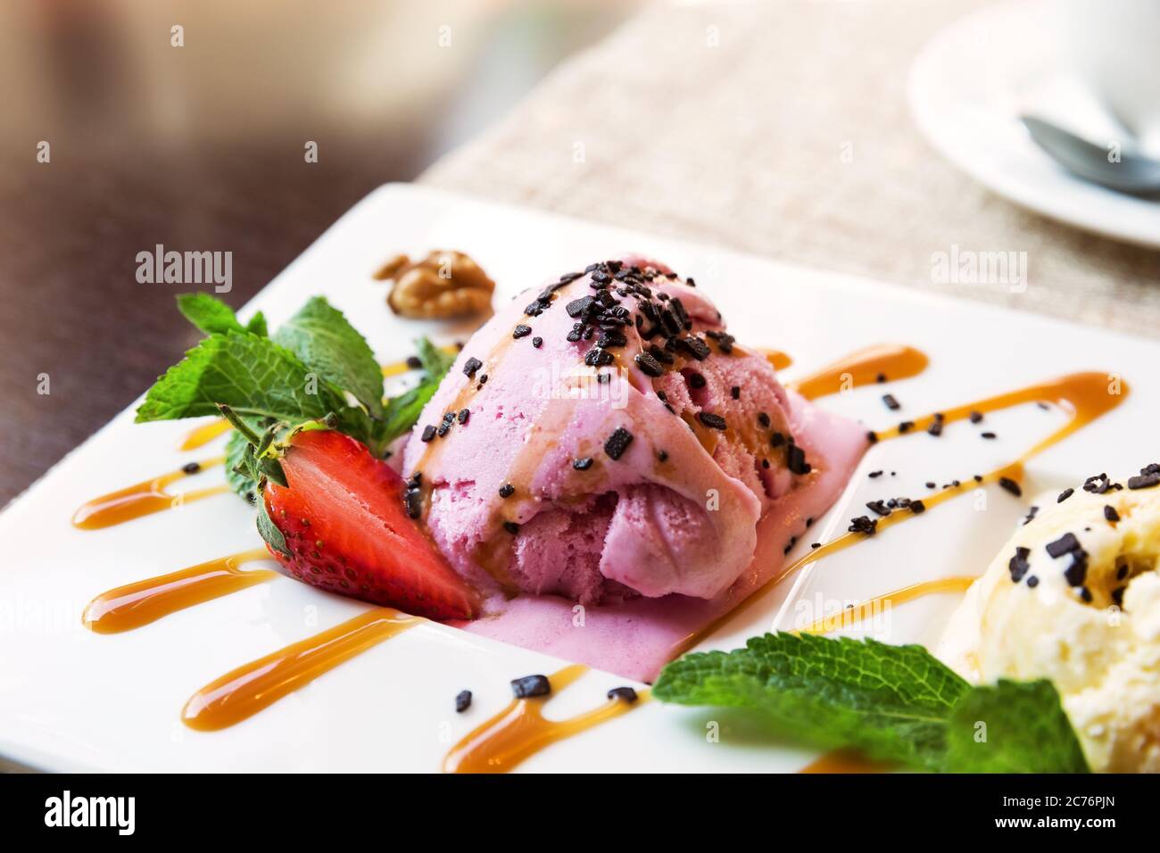 Cuchara de helado de fresa en un Bol en la cafetería Foto de stock