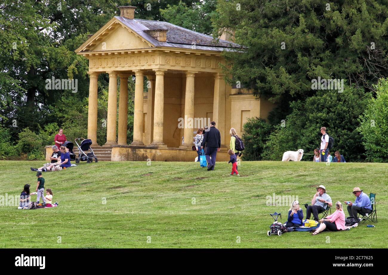 Visitantes en el Pabellón del Lago en Stowe Landscape Gardens, Stowe House, Buckinghamshire, Inglaterra, Reino Unido el martes 14 de julio de 2020 Foto de stock