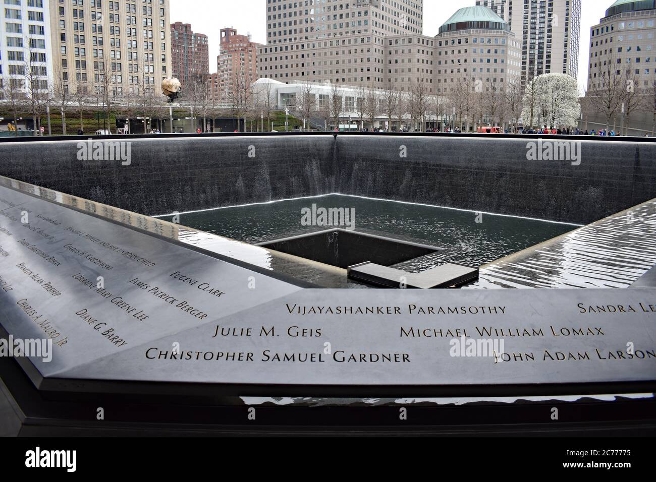 La piscina sur del monumento conmemorativo de 9/11 en el centro de comercio mundial. El agua corre por los bordes y desaparece en un agujero central. Foto de stock