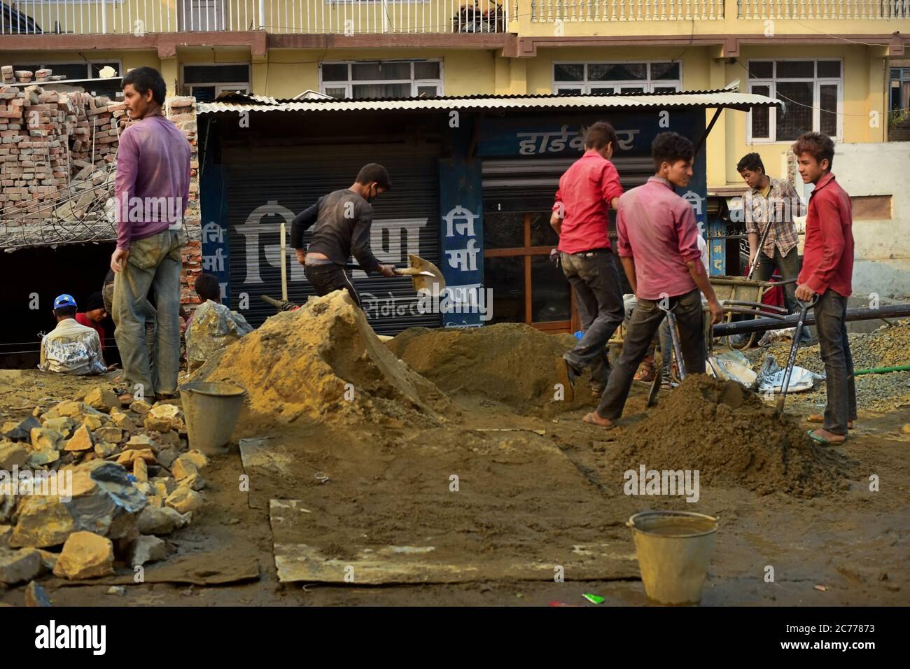 Actividad de los trabajadores en un proyecto de reconstrucción de viviendas en Katmandú, Nepal. Foto de stock