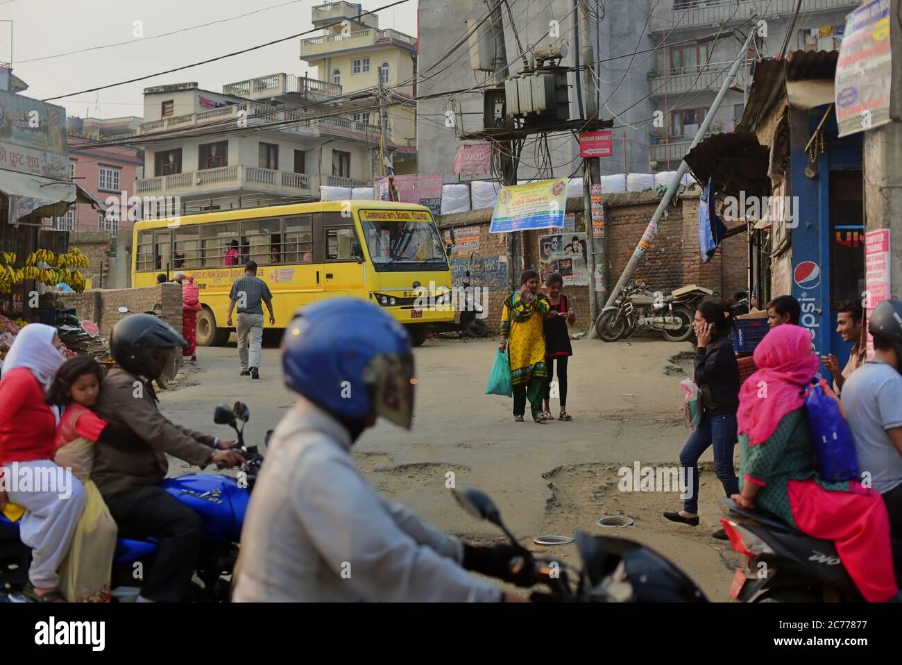 Una vista de una intersección de carretera por donde la gente pasa. Ciudad de Katmandú, Nepal. © Reynold Sumayku Foto de stock