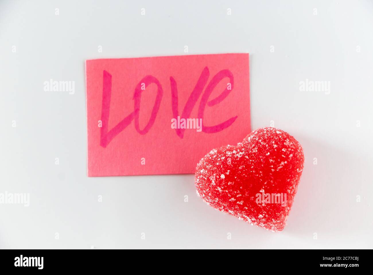 Pegatina rosa con la palabra amor y jalea de fruta roja en forma de ...