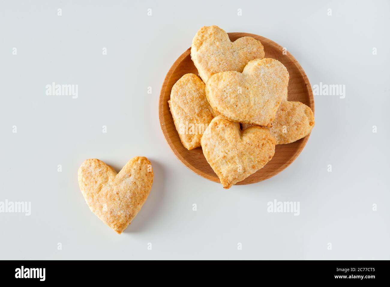 Galletas de azúcar en forma de corazón en un plato de madera. Símbolo del día de San Valentín, dulce regalo. Foto de stock
