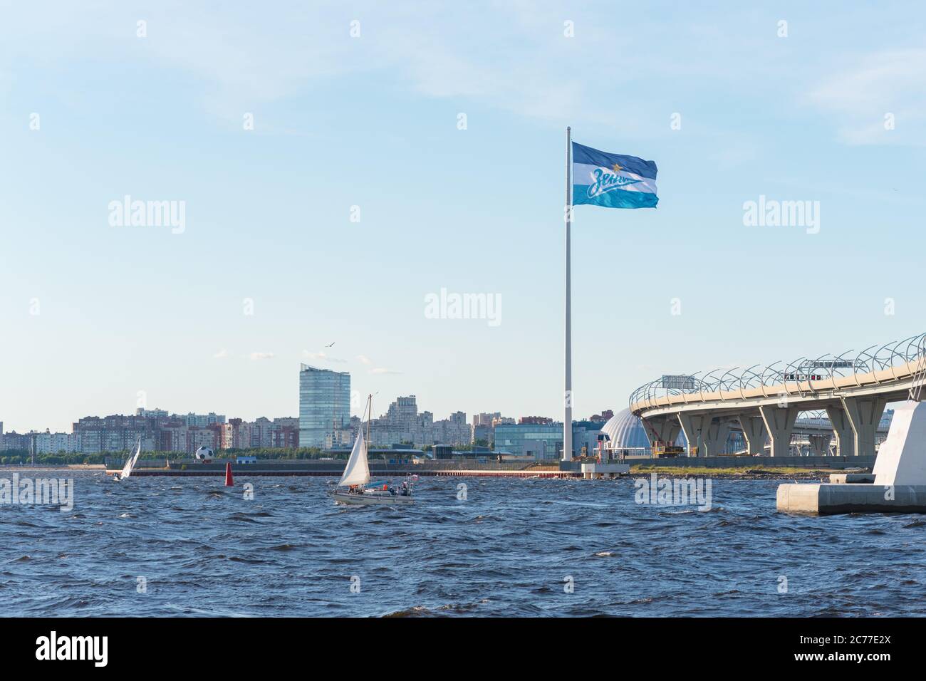 San Petersburgo, Rusia - 14 de julio de 2020: Una bandera del club de fútbol Zenit ondea contra el cielo azul en la isla de Krestovsky. Foto de stock