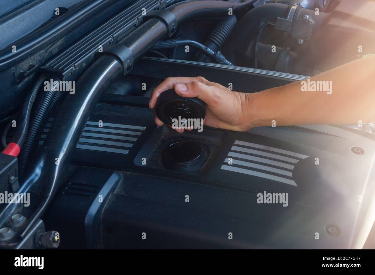 Mano hombre abrir la tapa de aceite en la máquina del motor para revisar el  aceite Fotografía de stock - Alamy