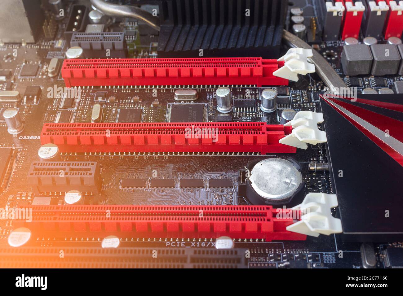 La ranura PCI Express color rojo para tarjeta gráfica de vídeo tarjeta VGA  en la placa base del equipo Fotografía de stock - Alamy