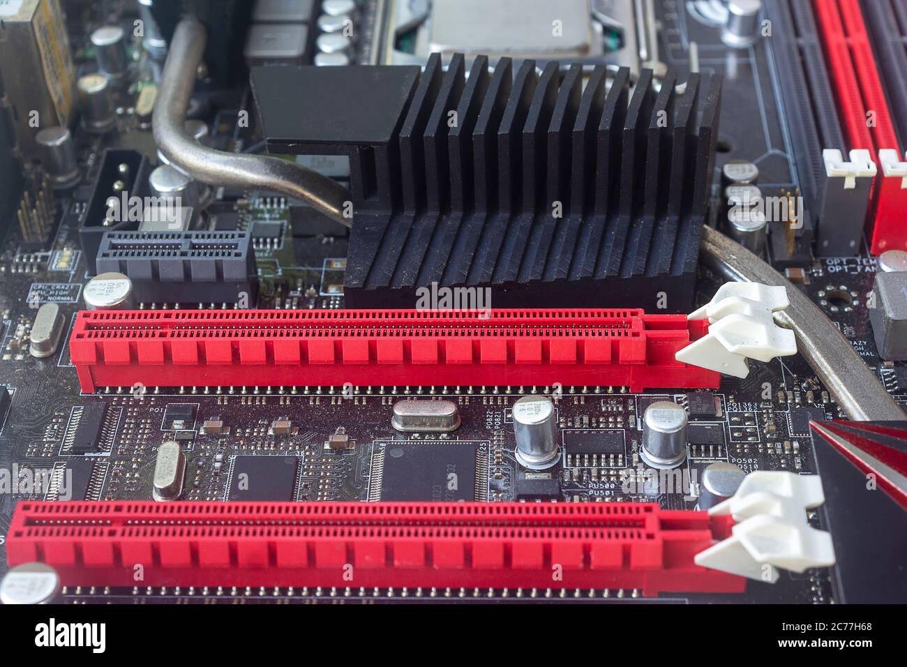 La ranura PCI Express color rojo para tarjeta gráfica de vídeo tarjeta VGA  en la placa base del equipo Fotografía de stock - Alamy