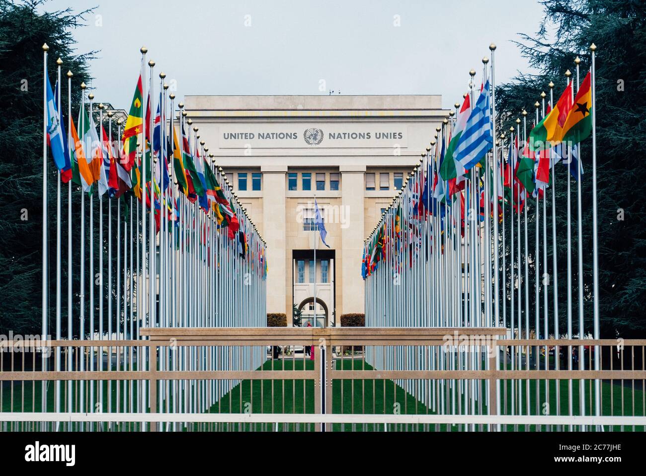 Banderas frente al edificio de las Naciones Unidas Foto de stock