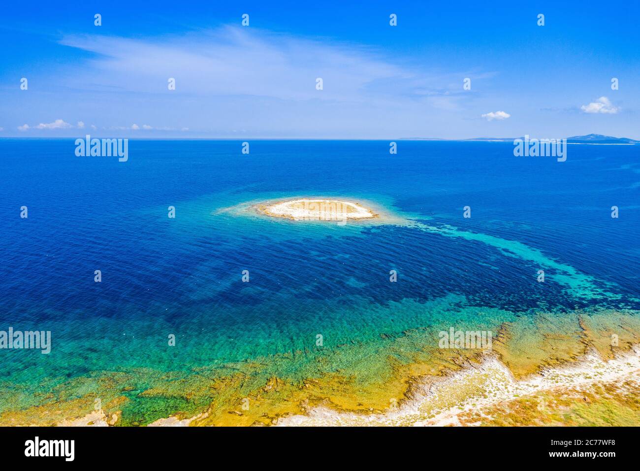 Costa Adriática en Croacia, pequeña isla hermosa de Mali Lagan en el mar turquesa en el archipiélago de Dugi Otok, vista aérea de desde el drone Foto de stock