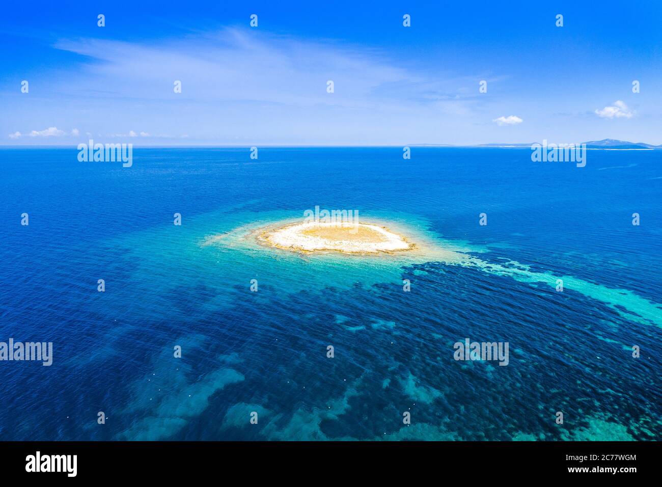 Costa Adriática en Croacia, pequeña isla hermosa de Mali Lagan en el mar turquesa en el archipiélago de Dugi Otok, vista aérea de desde el drone Foto de stock