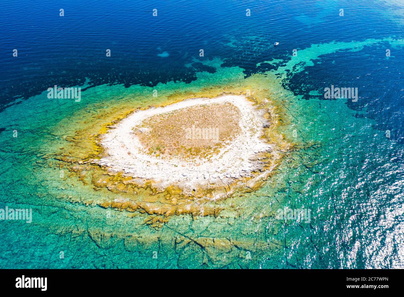 Costa Adriática en Croacia, pequeña isla hermosa de Mali Lagan en el mar turquesa en el archipiélago de Dugi Otok, vista aérea de desde el drone Foto de stock
