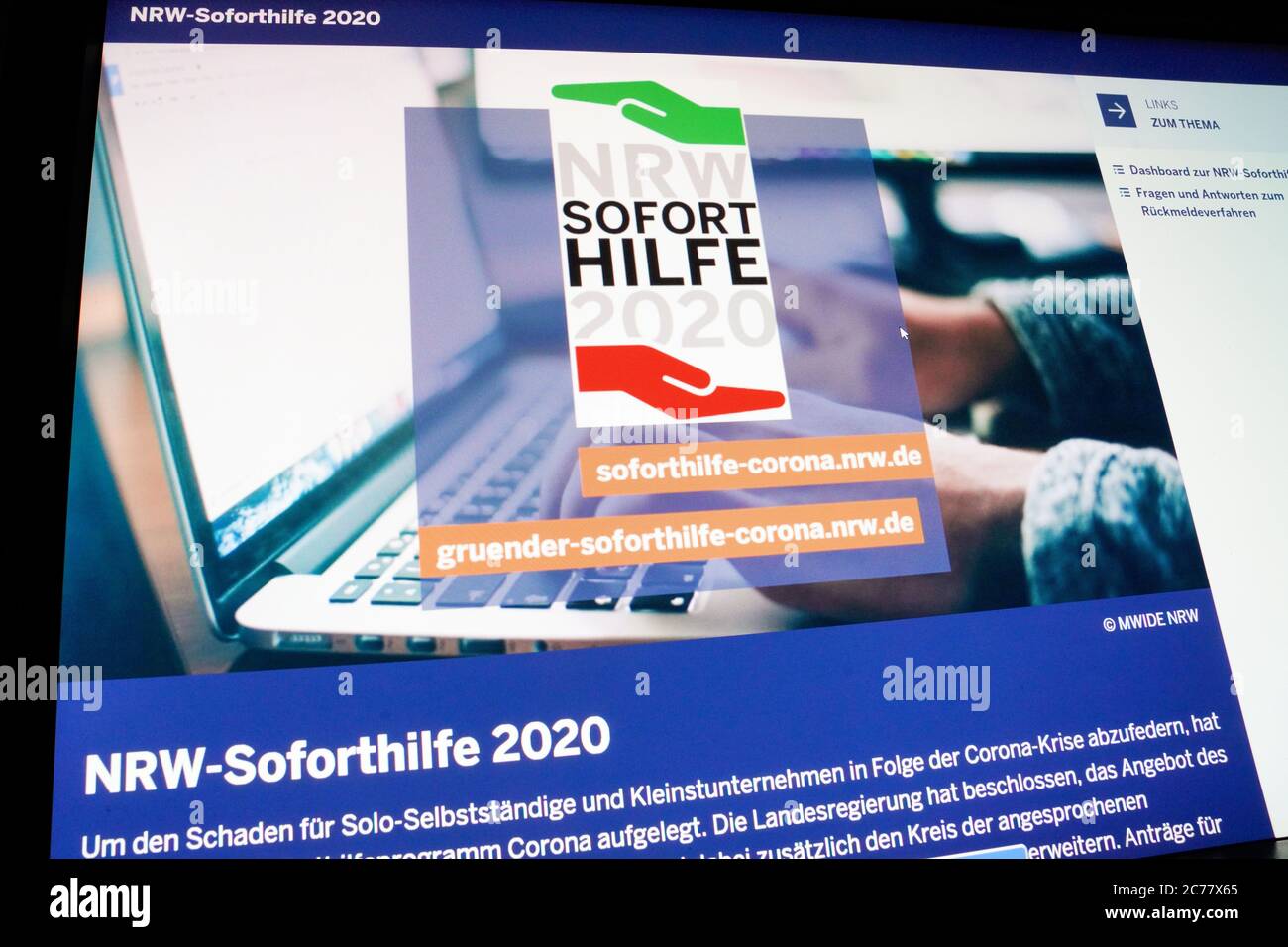 Computerbildschirm am 15.7.2020 mit der Website des NRW-Wirtschaftsministeriums zum Corona-Sofortilfeprogramm für solo-Selbständige und Kleinstunternehmen. Foto de stock